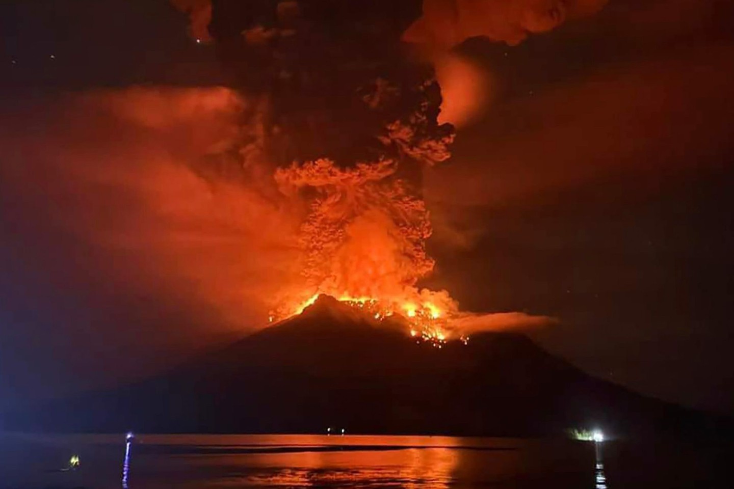 Der 725 Meter hohe Feuerberg Ruang im Sangihe-Archipel nördlich der Insel Sulawesi schleuderte eine 2000 Meter hohe Säule aus Asche, Rauch und Gestein in den Himmel, wie die nationale Agen...
