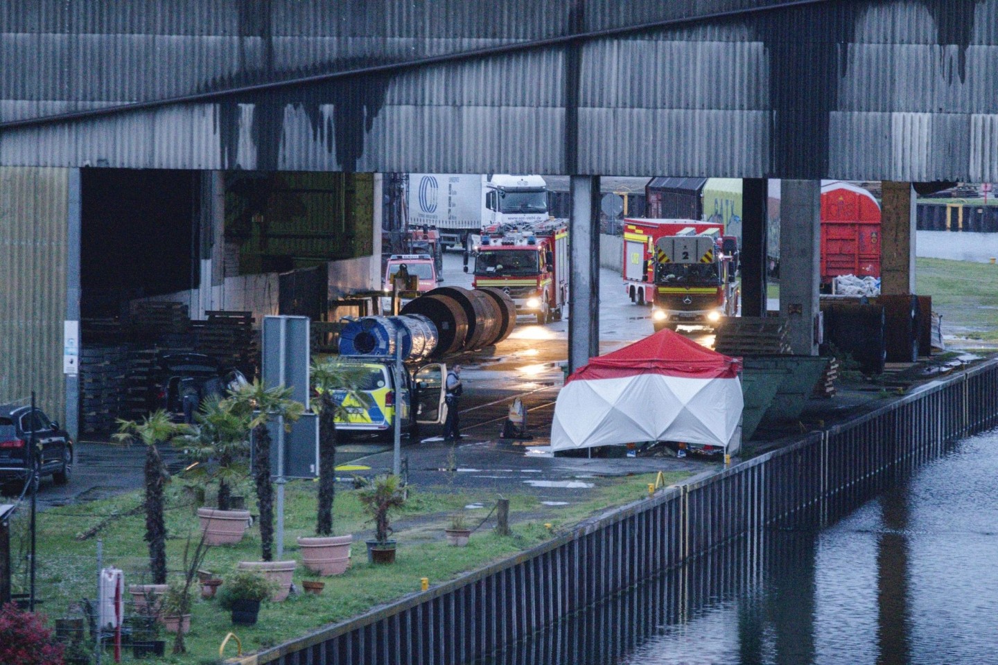 Spurensicherung im Dortmunder Hafen am 4. April nach dem Tod eines Obdachlosen.
