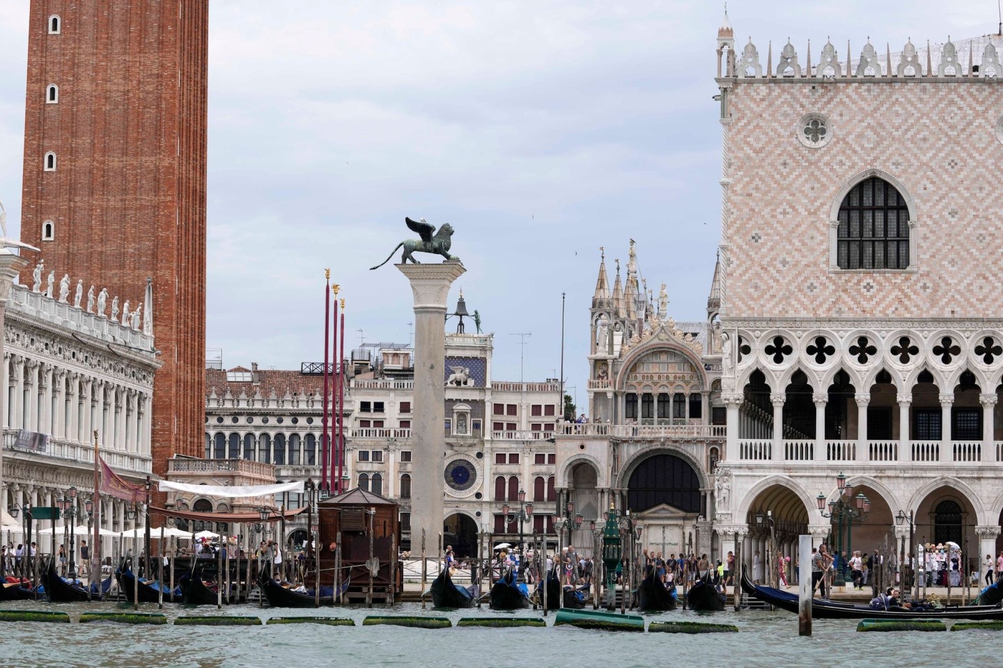 Blick vom Wasser auf den Markusplatz: In Venedig ist es erneut zu einem Busunglück gekommen. (Symbolbild)