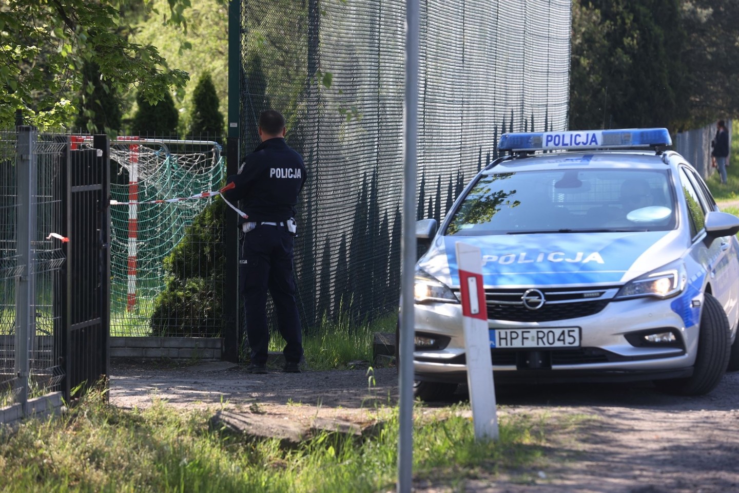 Ein Polizist sichert Spuren am Tatort im polnischen Tomislawice. Bei einer Messerattacke ist ein 16-jähriges Mädchen getötet worden.