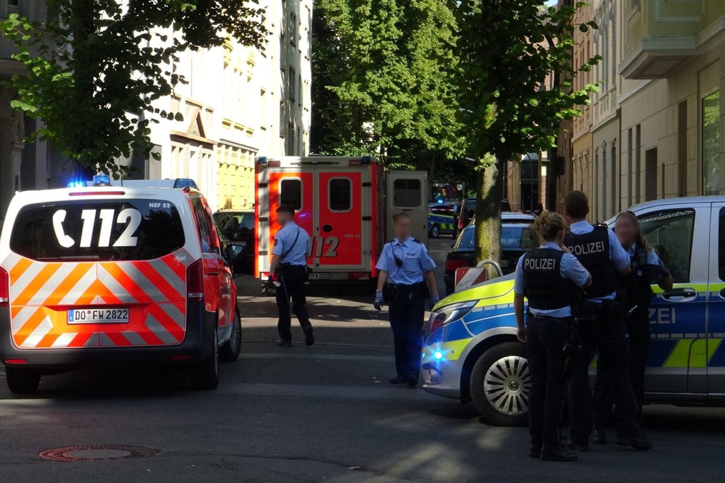 Ein 16-Jähriger ist am Montag in Dortmund durch mehrere Schüsse von Polizisten tödlich verletzt worden.