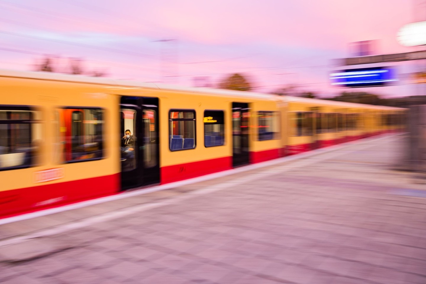 Ein junger Mann wurde tot auf einer S-Bahn in Berlin gefunden.