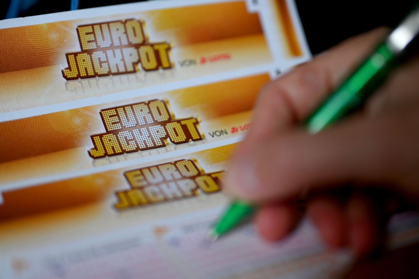 Ein Mann füllt einen Eurojackpot-Lotterieschein aus. Symbolbild