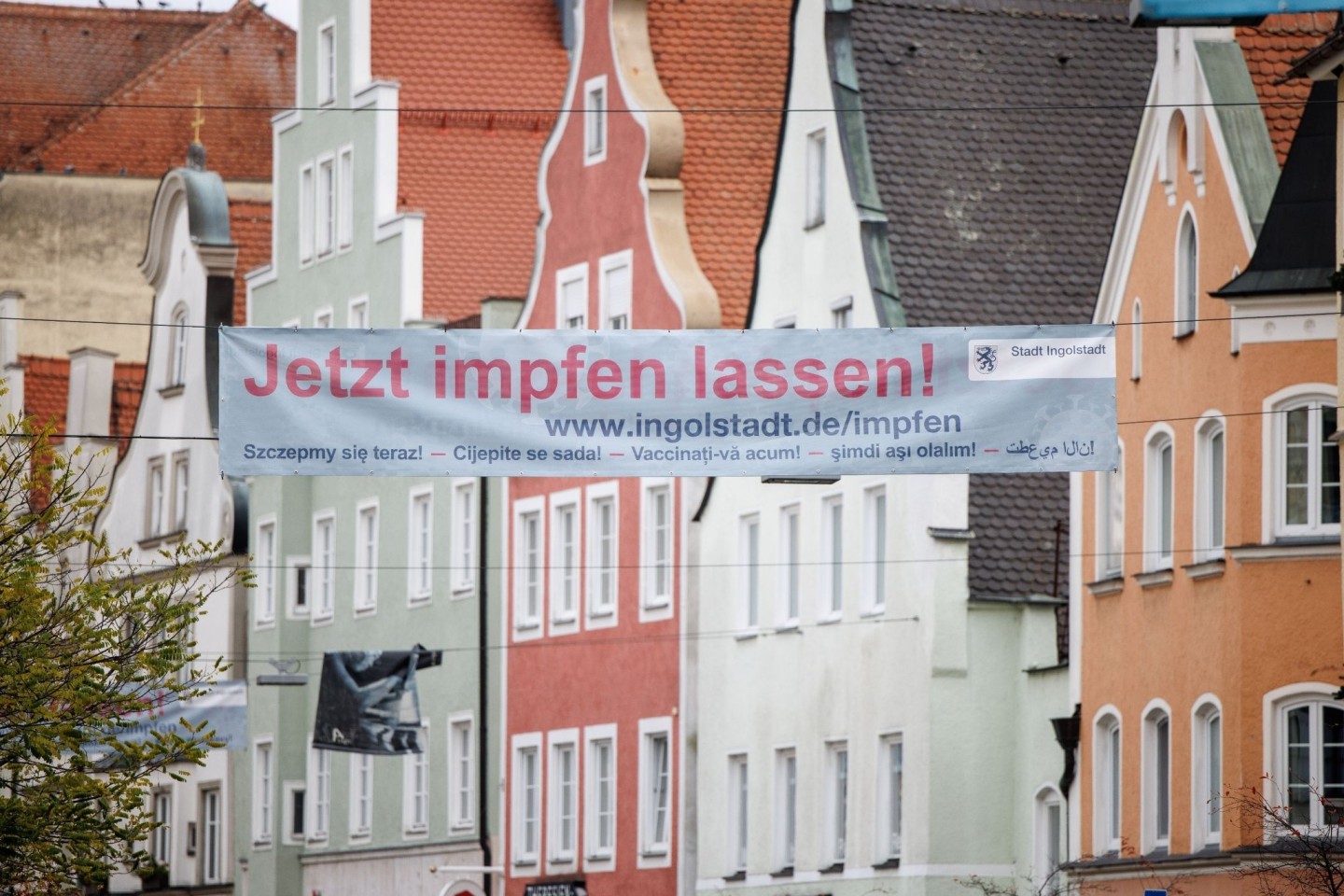 Ingolstadt wirbt mit Bannern in der City fürs Impfen.