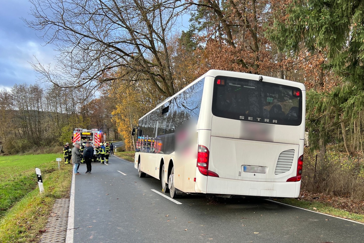 Ein verunglückter Schulbus auf einer Straße im Landkreis Fürth. Bei dem Unfall wurden mehrere Schülerinnen und Schüler verletzt.