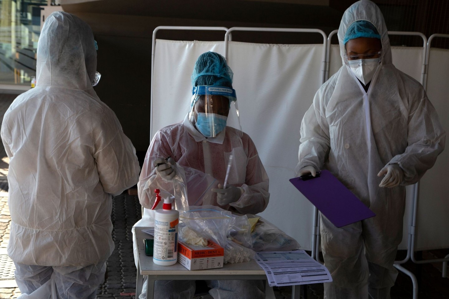 Mitarbeiter des Gesundheitswesens in Johannesburg: Das Virus breitet sich weiter aus, viele Menschen sterben.