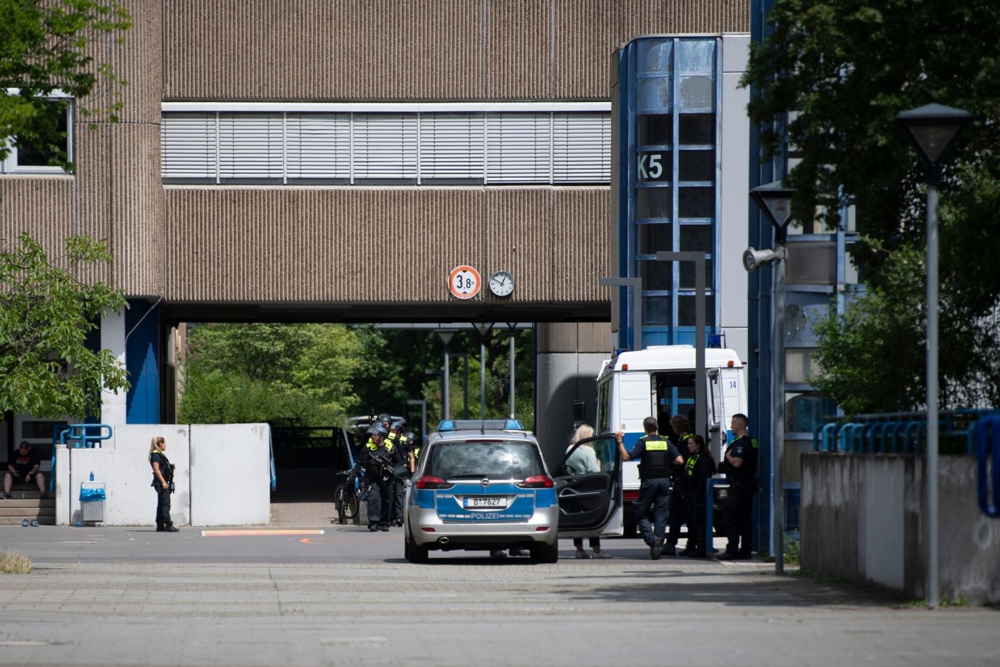 Polizeieinsatz nach mehreren Notrufen an der Carl-von-Ossietzky-Schule in Berlin-Kreuzberg.