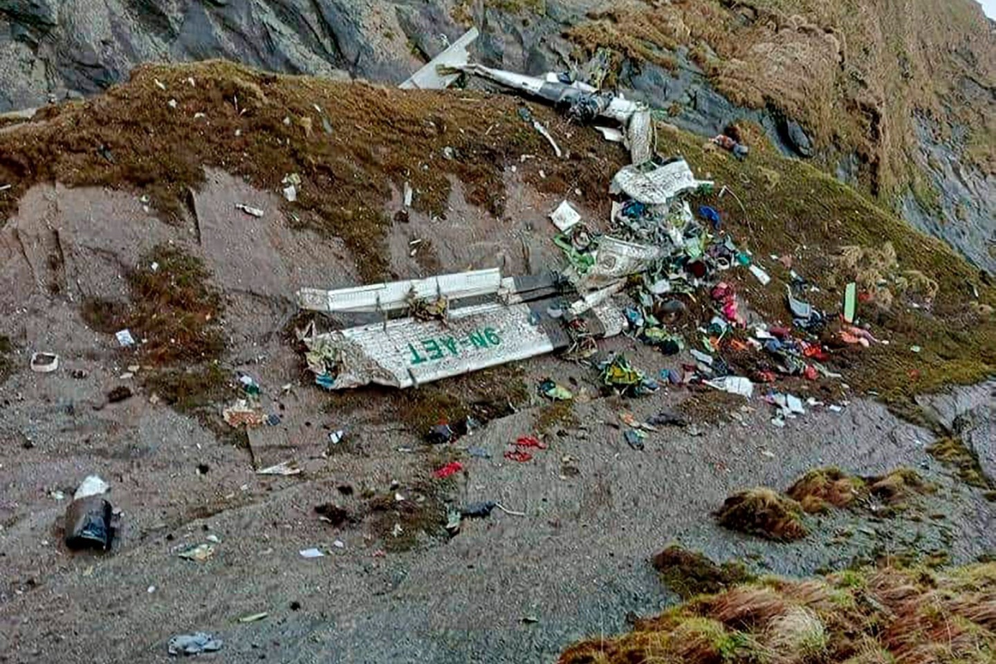 Das Wrack des abgestürzten Flugzeugs in einer Schlucht in Sanosware nahe der Bergstadt Jomsom, westlich von Kathmandu.