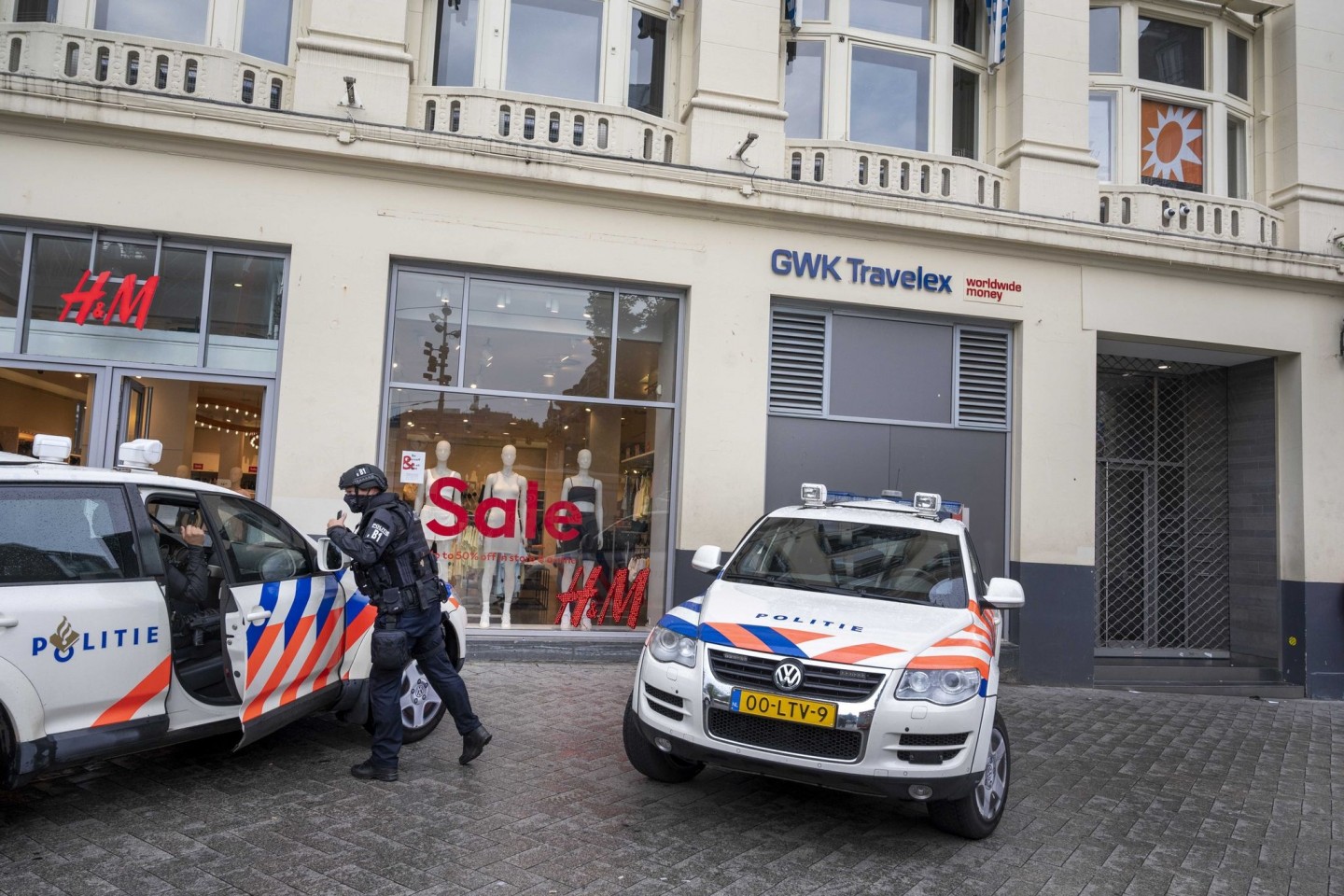 Polizei steht vor dem Studio von RTL Boulevard (oben r) am Leidseplein, das evakuiert wurde.