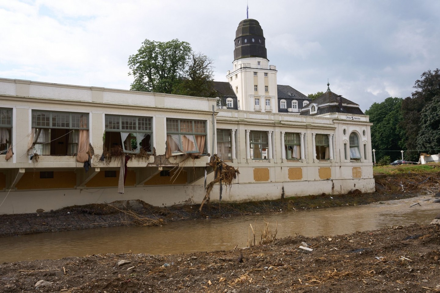 Das beschädigte Kurhaus in Bad Neuenahr-Ahrweiler. Für die Region ist neuer Starkregen vorausgesagt.