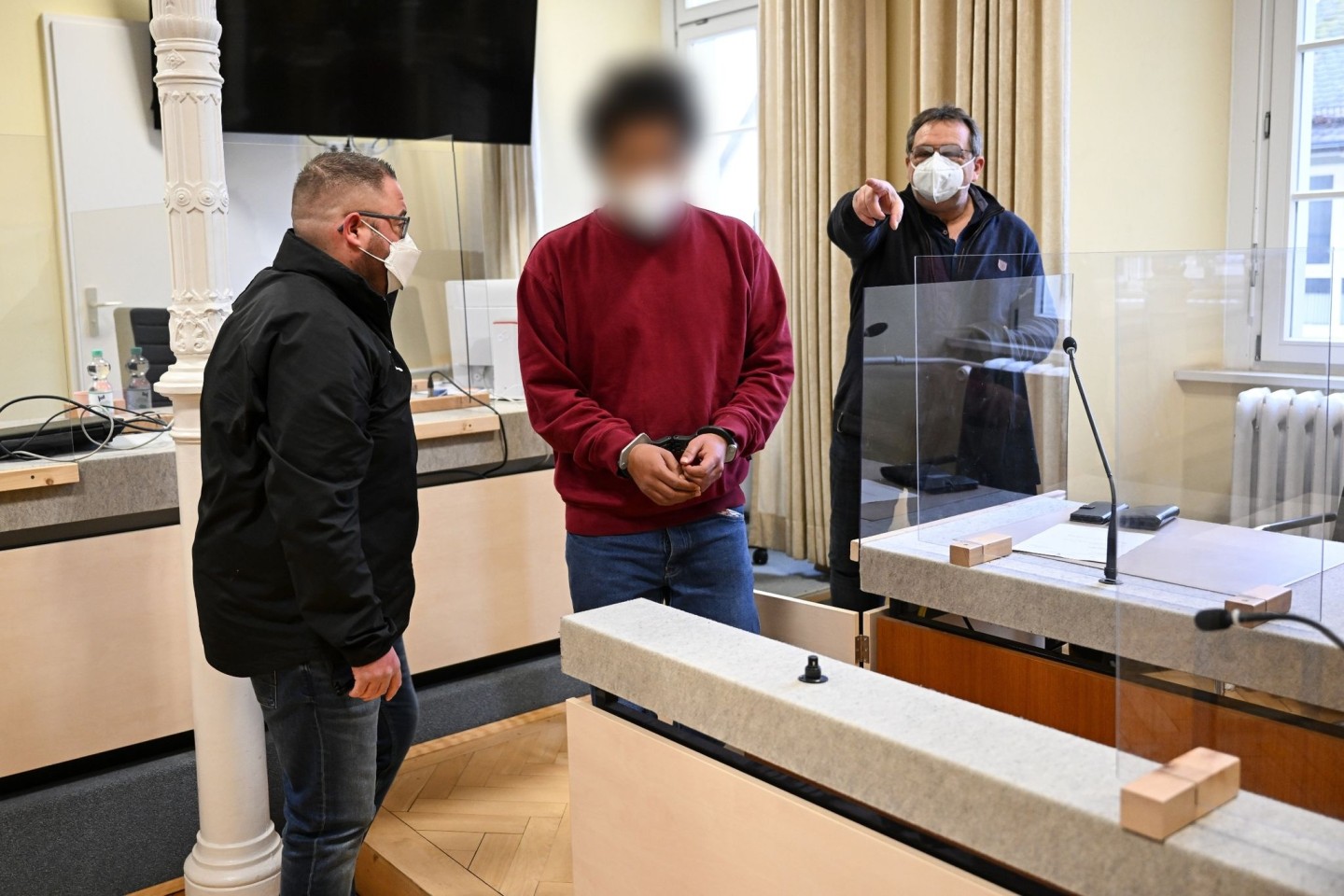 Der Angeklagte (M) im Gerichtssaal in Ravensburg.