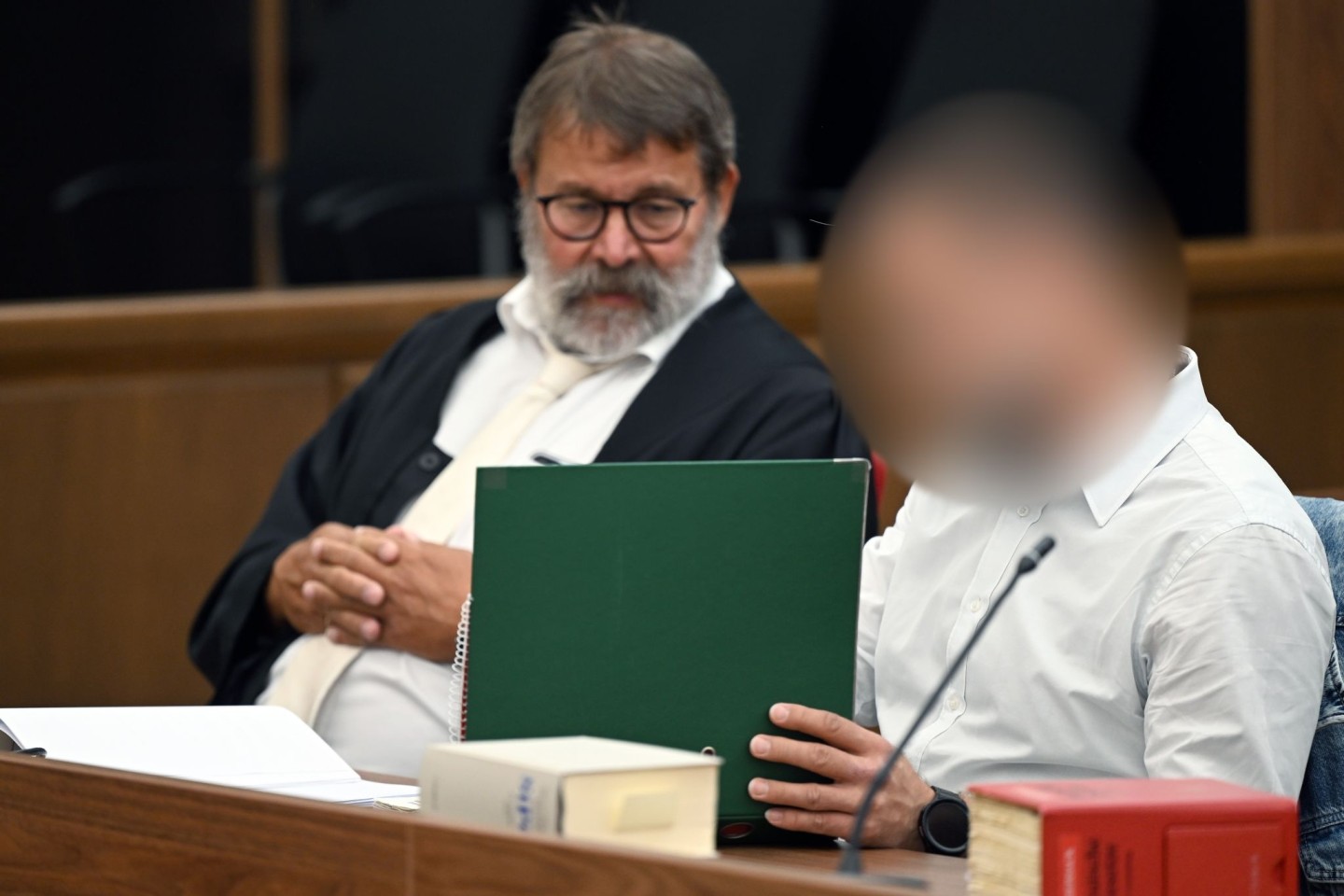 Der Angeklagte (r) sitzt neben seinem Anwalt Jochen Ohliger im Gerichtssaal: Der 46-Jährige muss sich wegen Körperverletzung mit Todesfolge vor dem Wuppertaler Landgericht verantworten.