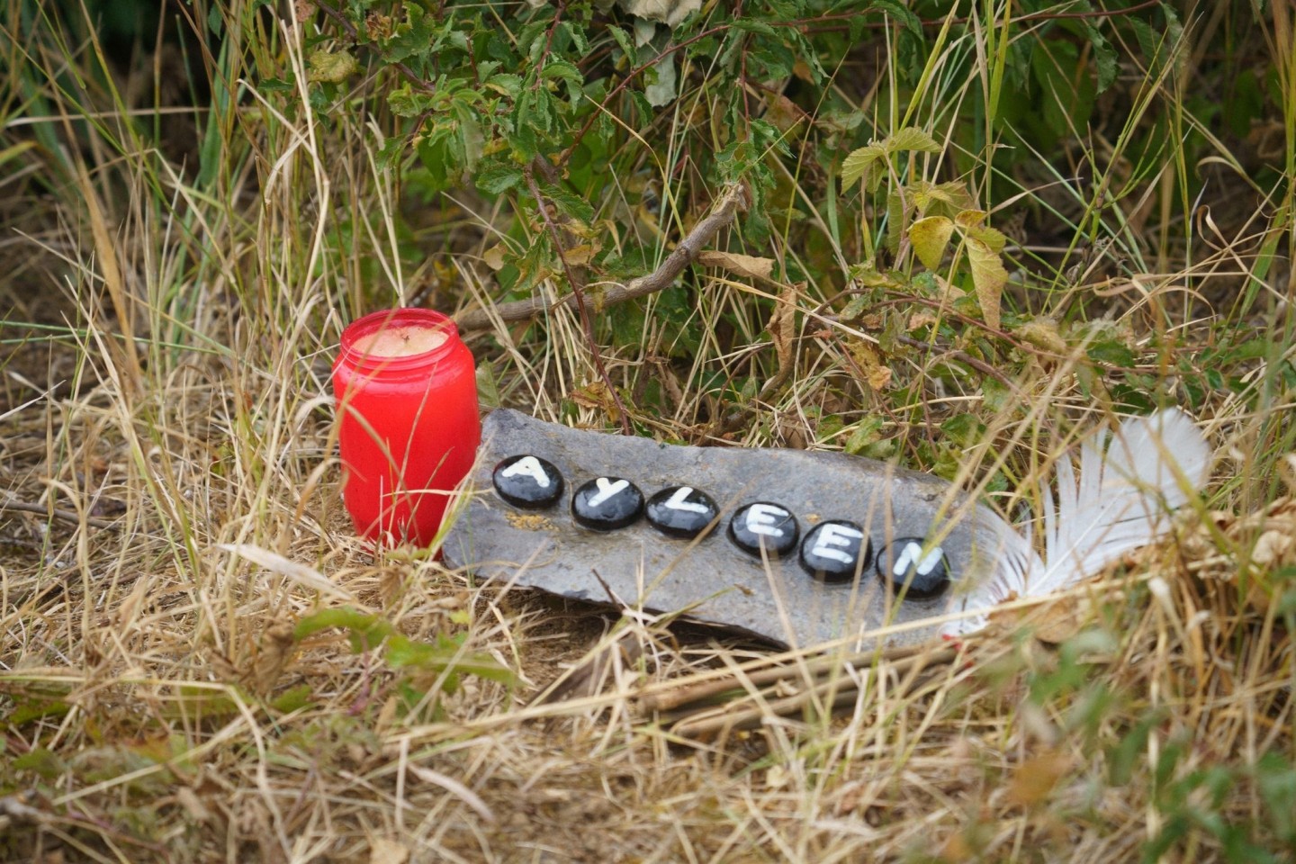 Eine Kerze und eine Tafel mit dem Namen «Ayleen» am Ufer des Teufelsees bei Echzell, wo die Leiche der 14-Jährigen gefunden wurde.