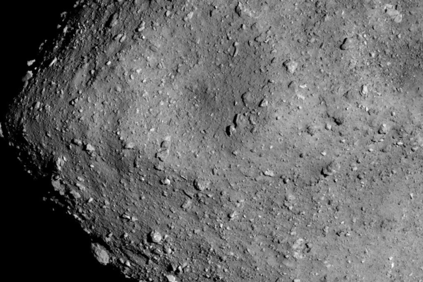 Blick auf den Asteroiden Ryugu aus einer Höhe von sechs Kilometern. Das Bild wurde mit der Kamera ONC-T der Sonde «Hayabusa-2» aufgenommen.