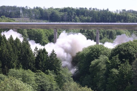 Autobahn-Talbrücke Sterbecke teilweise gesprengt
