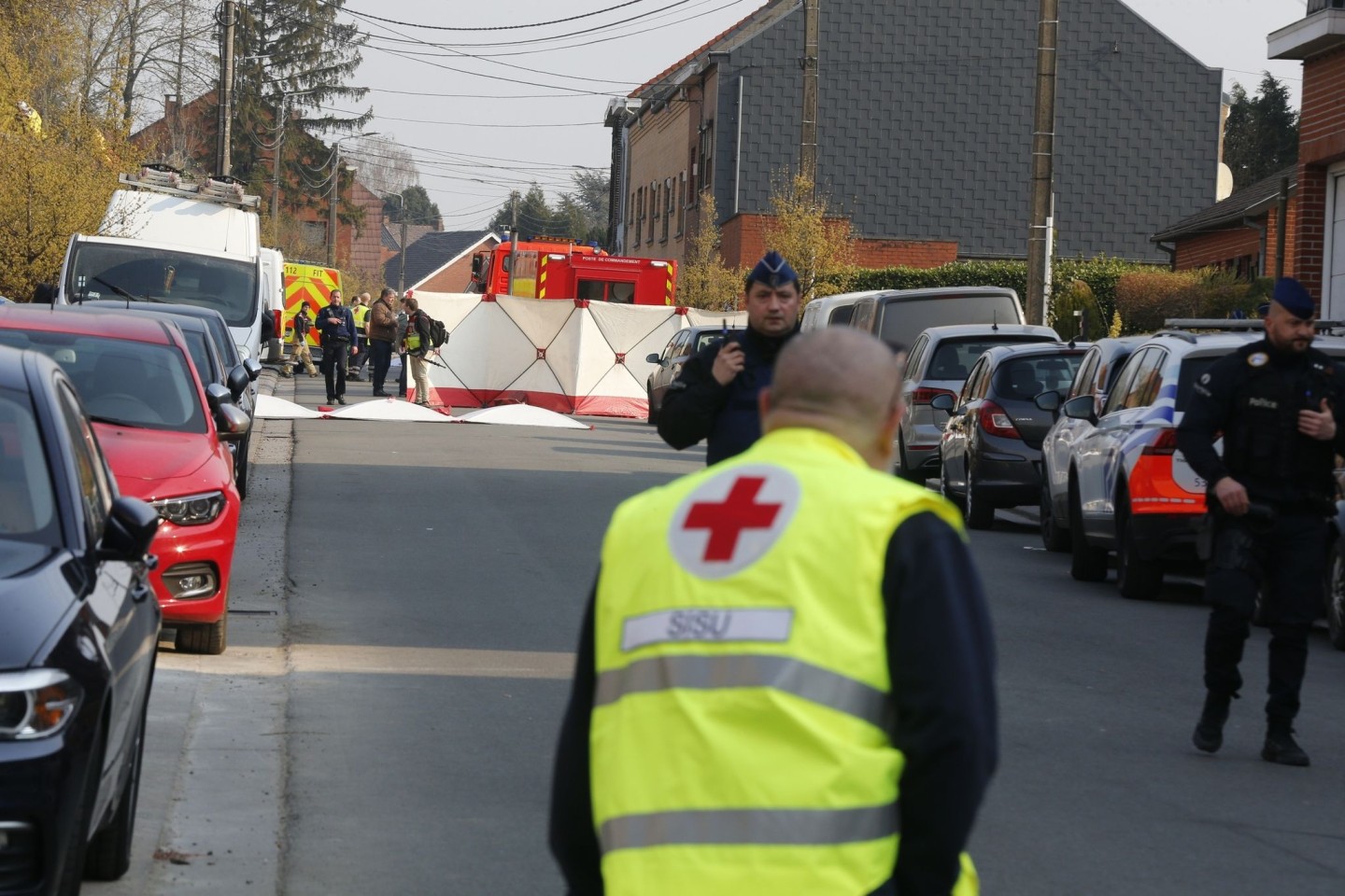 Einsatzkräfte treffen am Unglücksort in Strépy-Bracquegnies ein. In Belgien ist bei einer Karnevalsveranstaltung ein Fahrzeug in eine Menschengruppe gefahren.