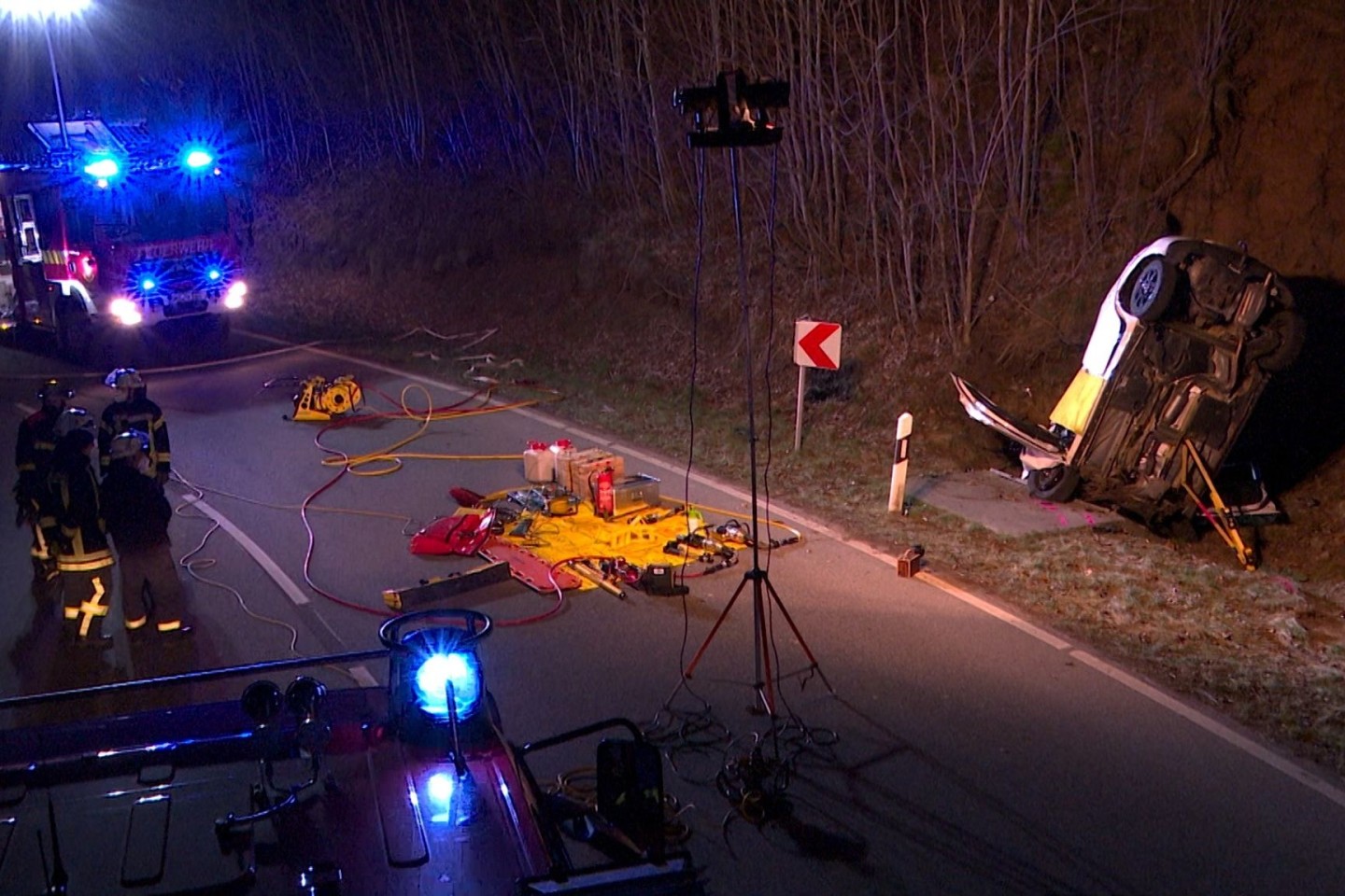 Ein Auto steckt hochkant an der Unfallstelle in Tholey, Saarland.