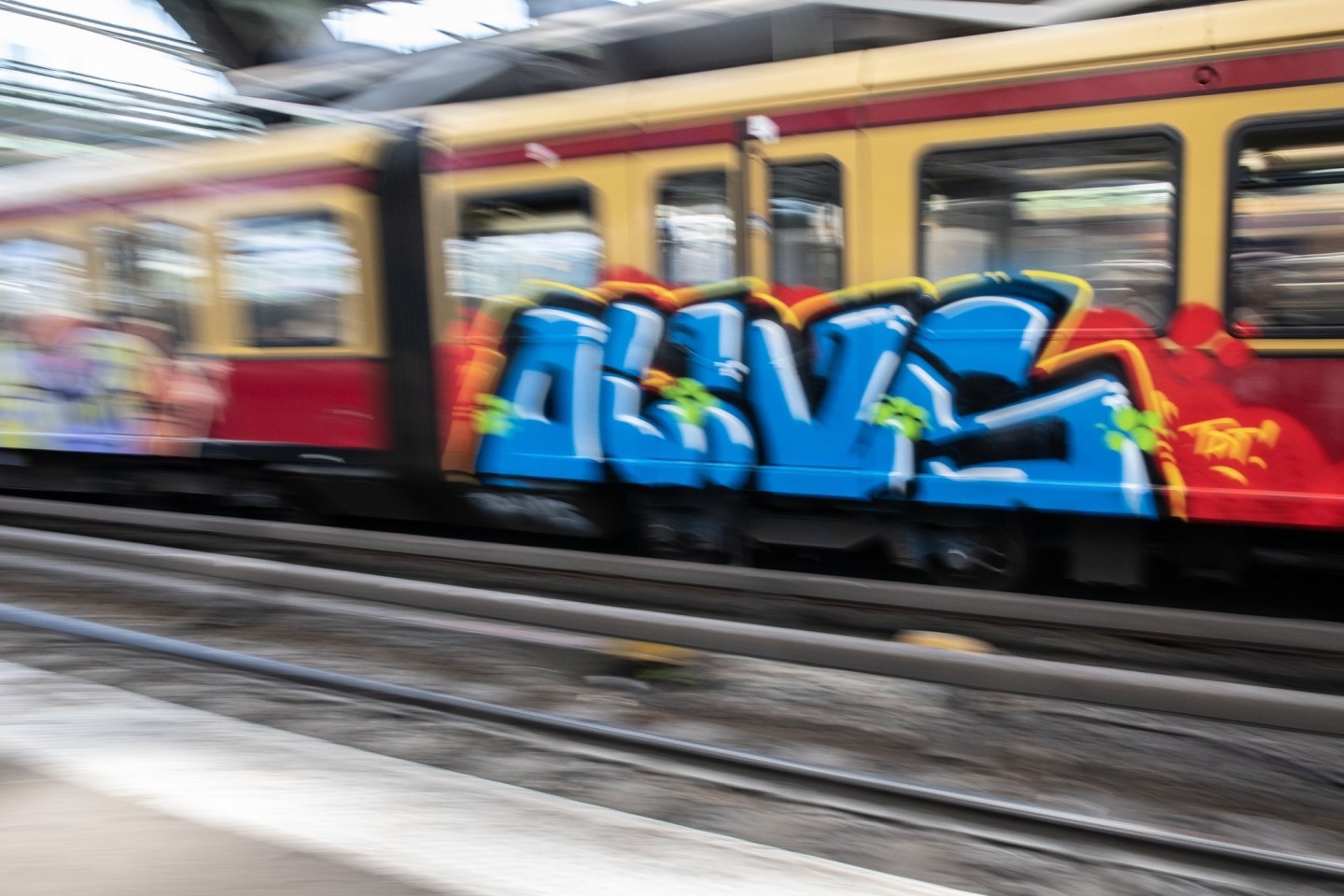 Eine mit Graffiti besprühte S-Bahn fährt aus dem Berliner Ostbahnhof.