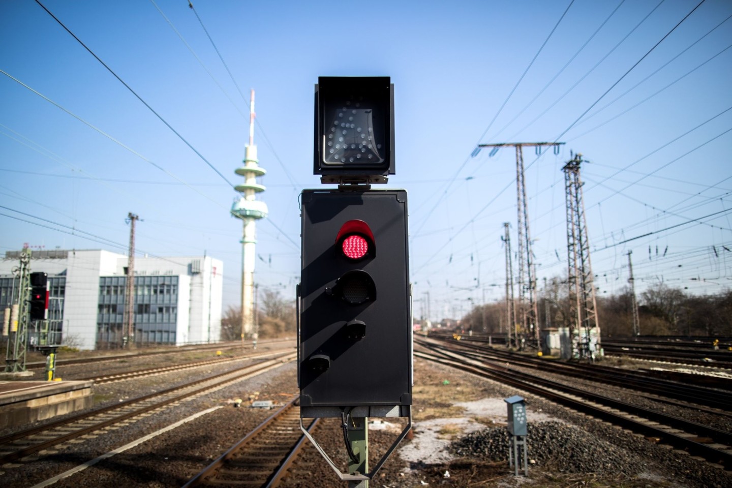 Eine Ampel steht auf rot vor den Gleisen am Hauptbahnhof in Richtung Essen.