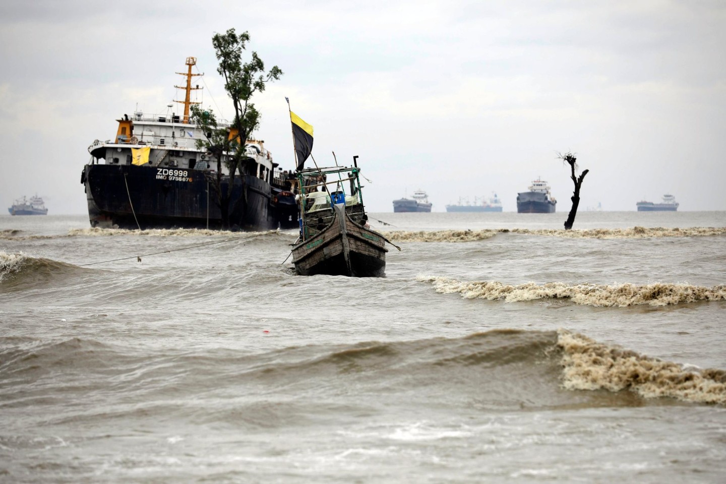 Schiffe liegen vor Anker bei rauer See in Chattogram. Durch den Tropensturm «Sitrang» sind in Bangladesch mehrere Menschen ums Leben gekommen.