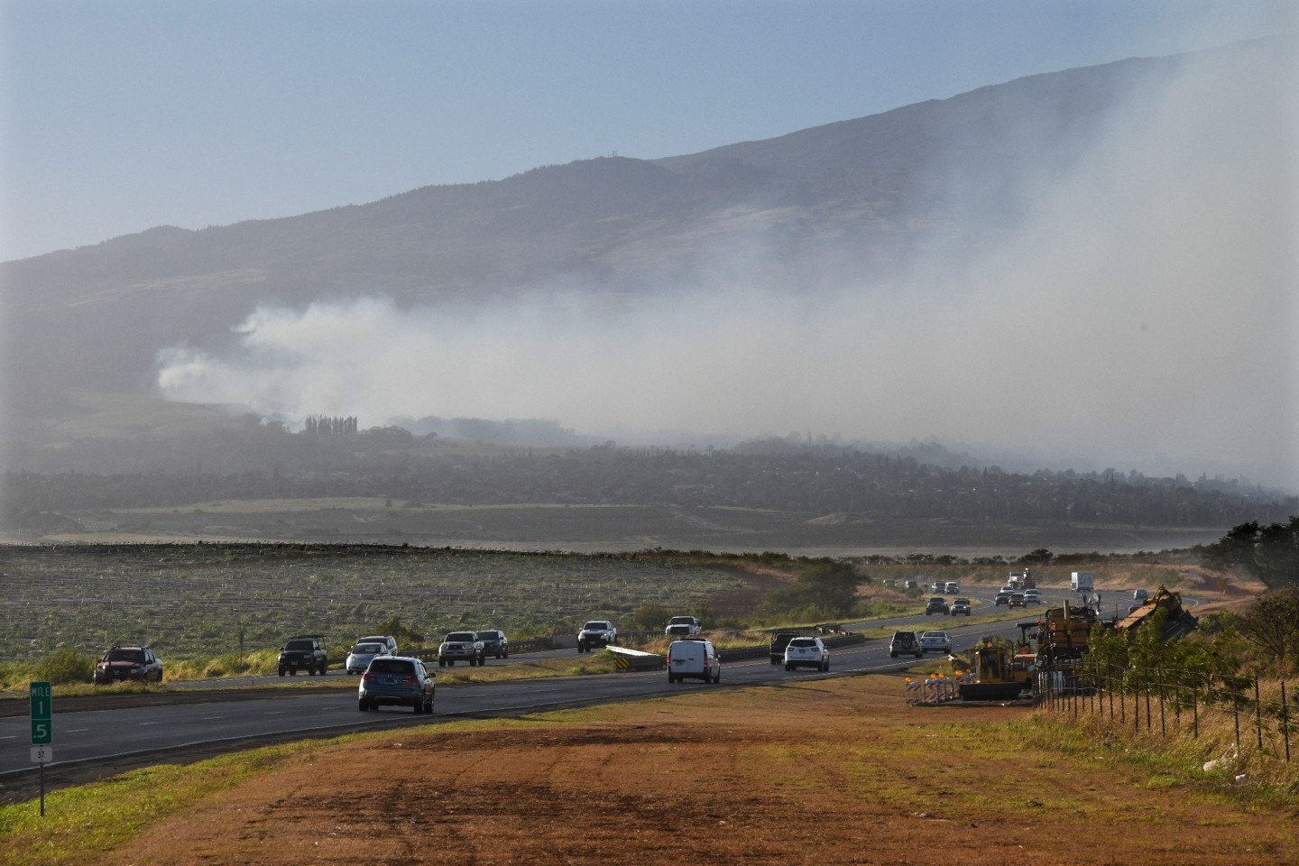 Rauch weht über den Hang des Vulkans Haleakala auf Hawaii von einem Feuer im Landesinneren.