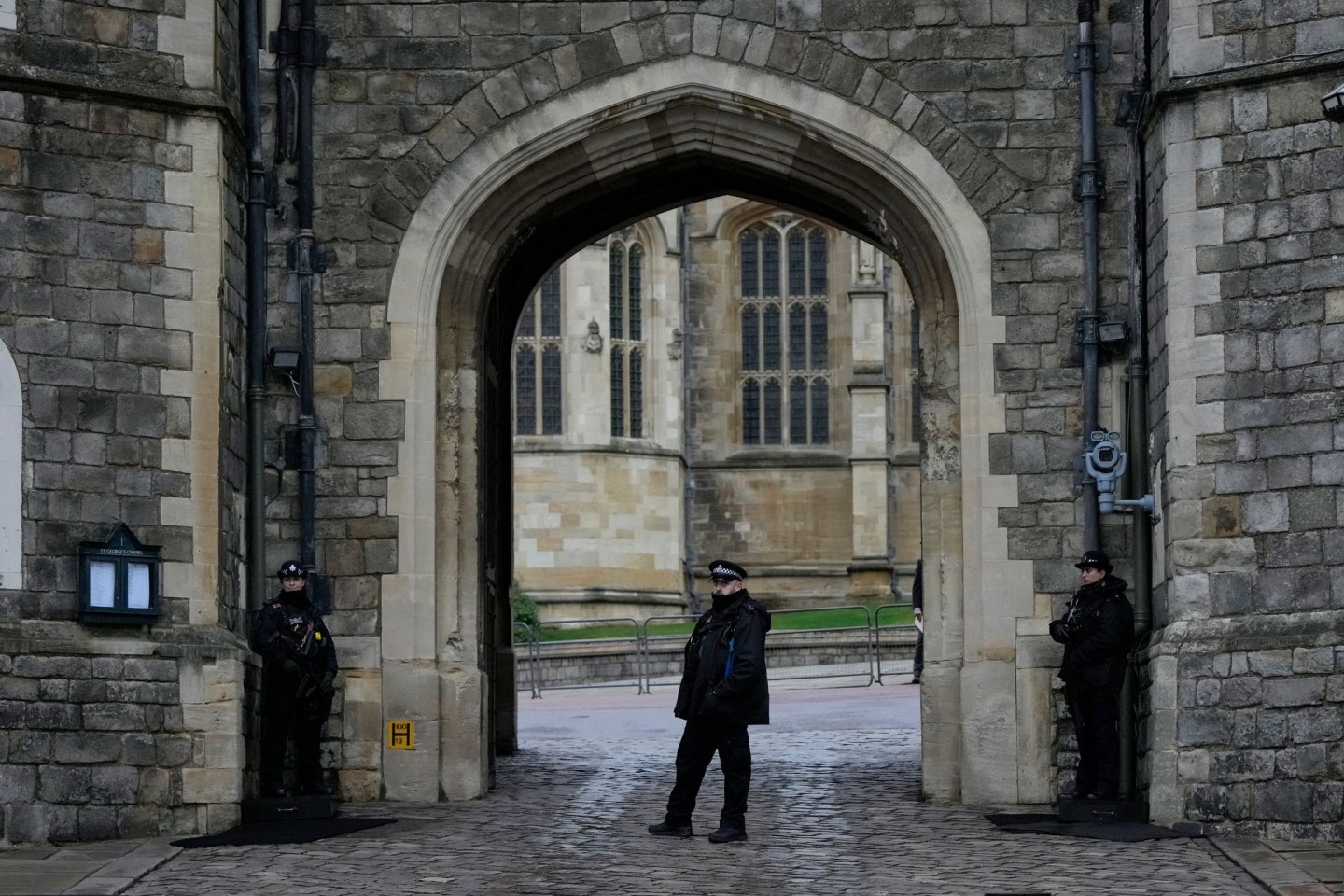 Polizisten bewachen das Tor von Schloss Windsor am ersten Weihnachtstag.