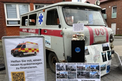Beschossener Rettungswagen aus der Ukraine auf dem Wochenmarkt