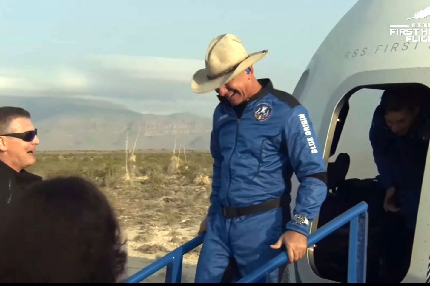 Der Cowboy ist zurück auf der Erde: Jeff Bezos verlässt nach seinem Kurz-Ausflug ins Weltall die Kapsel «New Shepard».