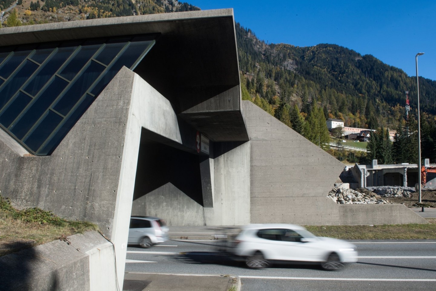Ein Auto verlässt das Südportal des Gotthard-Straßentunnels - aktuell ist dieser gesperrt.