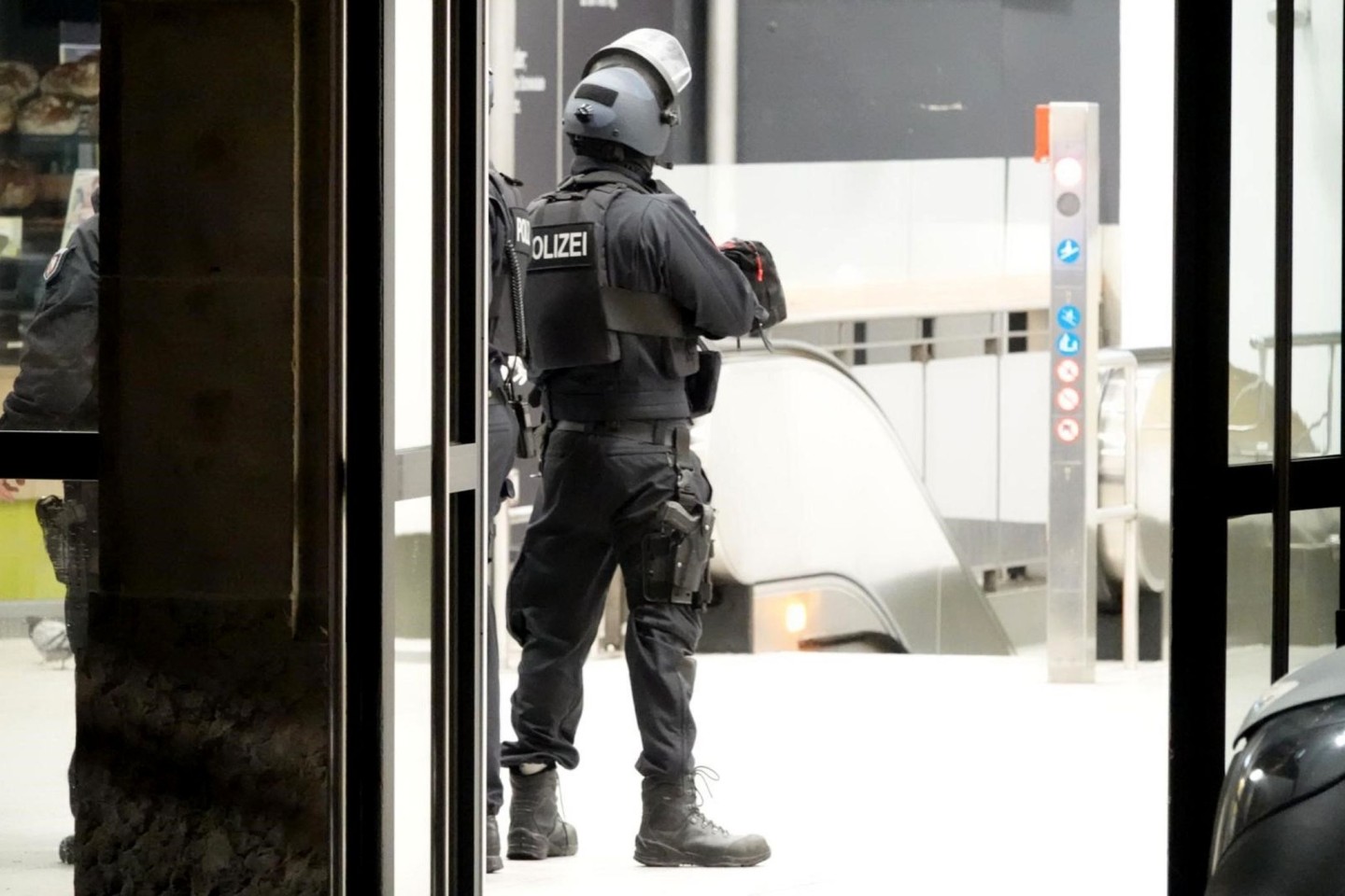 Einsatzkräfte der Polizei stehen im Bielefelder Hauptbahnhof.