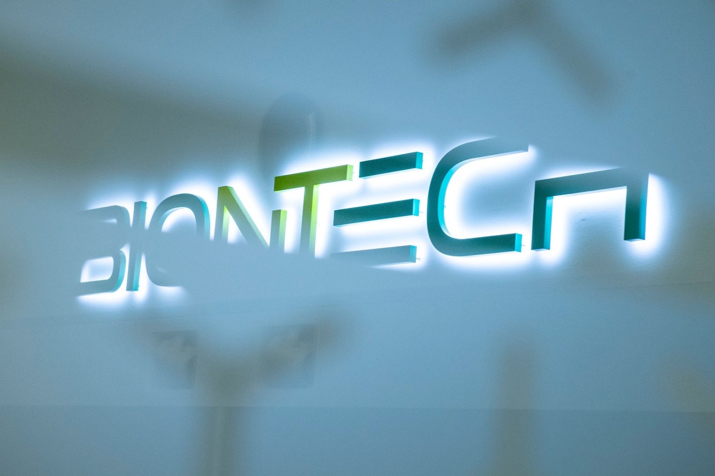 Das Logo der Firma Biontech am Produktionsstandort in Marburg.