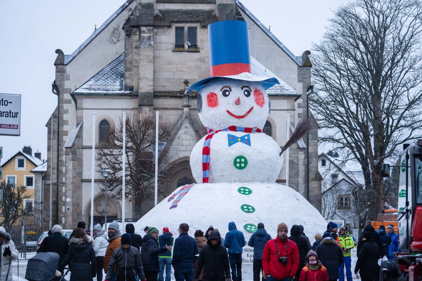 Im Zentrum von Bischofsgrün thront ein riesiger Schneemann. Traditionell wird er am Freitag vor Fasching aufgebaut.