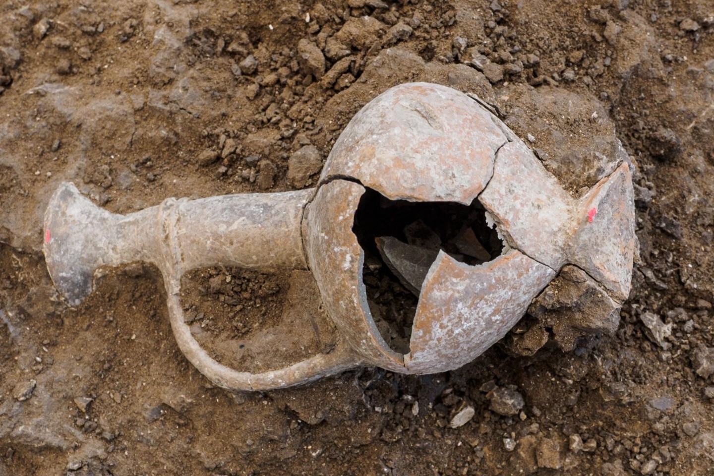 Ein Gefäß, das bei den Ausgrabungen in Tel Jehud gefunden wurde. Israelische Forscher haben in einer antiken Grabstätte rund 3500 Jahre alte Spuren von Opium gefunden.