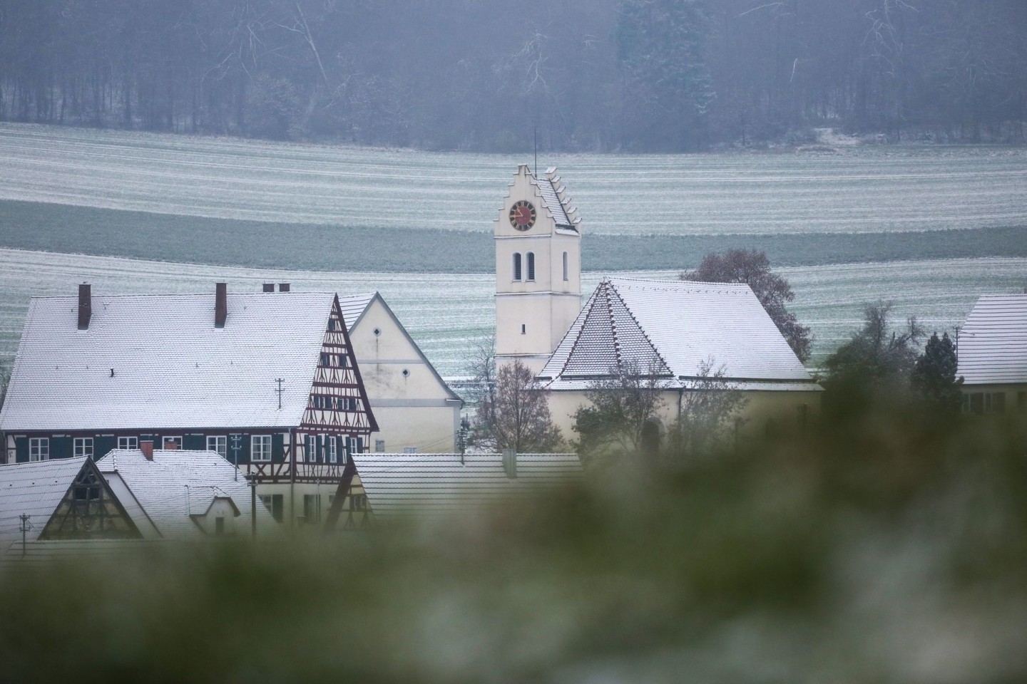 Schnee liegt rund um die Kirche St. Urban in Emeringen auf der Schwäbischen Alb.