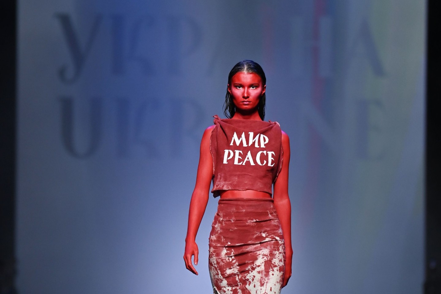 Designer Jean Gritsfeldt aus Kiew schickte seine Models unter anderem in diesem blutig-roten Outfit über den Laufsteg.