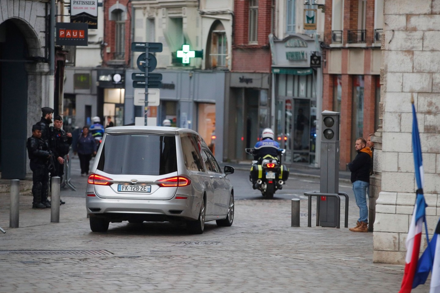 Der Leichenwagen mit dem Sarg des getöteten französischen Lehrers folgt einer Polizeieskorte.
