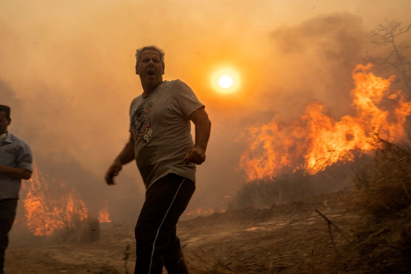 Die Waldbrände auf Rhodos wüten weiter - für das Dorf Gennadi scheint es keine Rettung mehr zu geben.