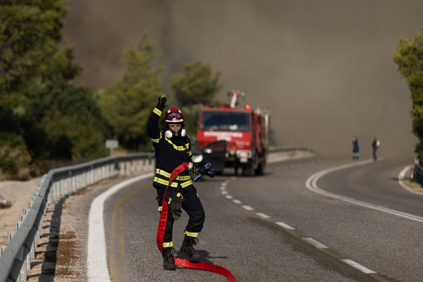 Ein Feuerwehrmann ist bei einem Waldbrand in Mandra im Einsatz. Den dritten Tag in Folge haben Feuerwehrleute in Griechenland gegen drei große Feuerfronten angekämpft