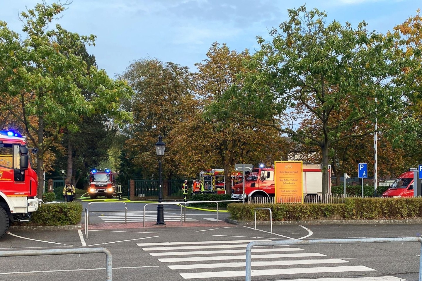 Einsatzfahrzeuge der Feuerwehr stehen vor dem Heidepark Soltau.