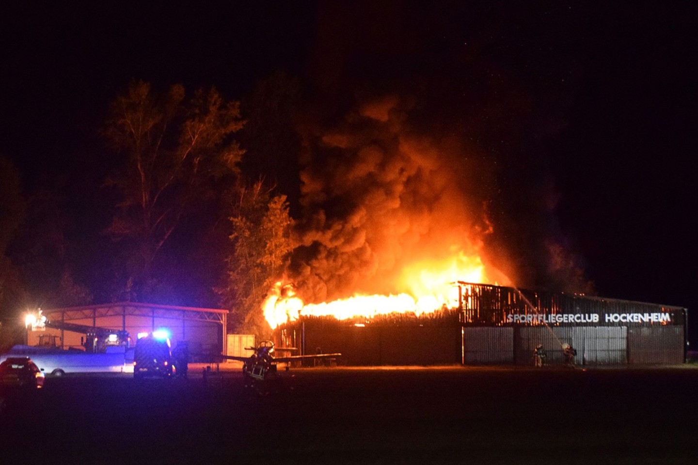 Einsatzkräfte der Feuerwehr löschen den Brand einer Lagerhalle.