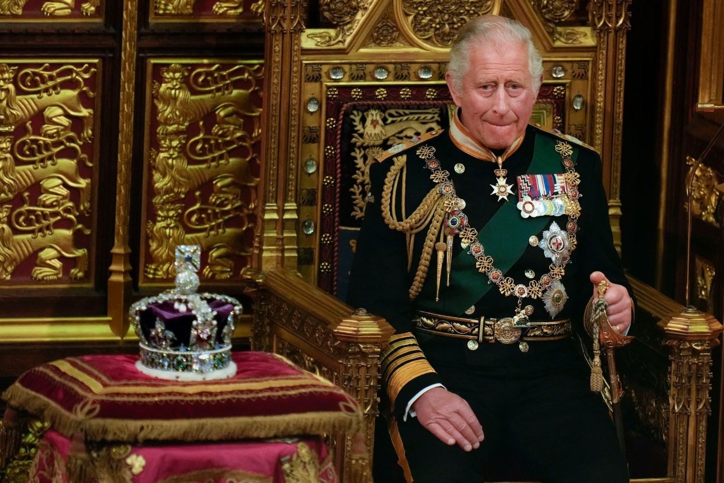 Der damalige Prinz Charles sitzt während der Eröffnung des Parlaments neben der Krone der Königin in Westminster.
