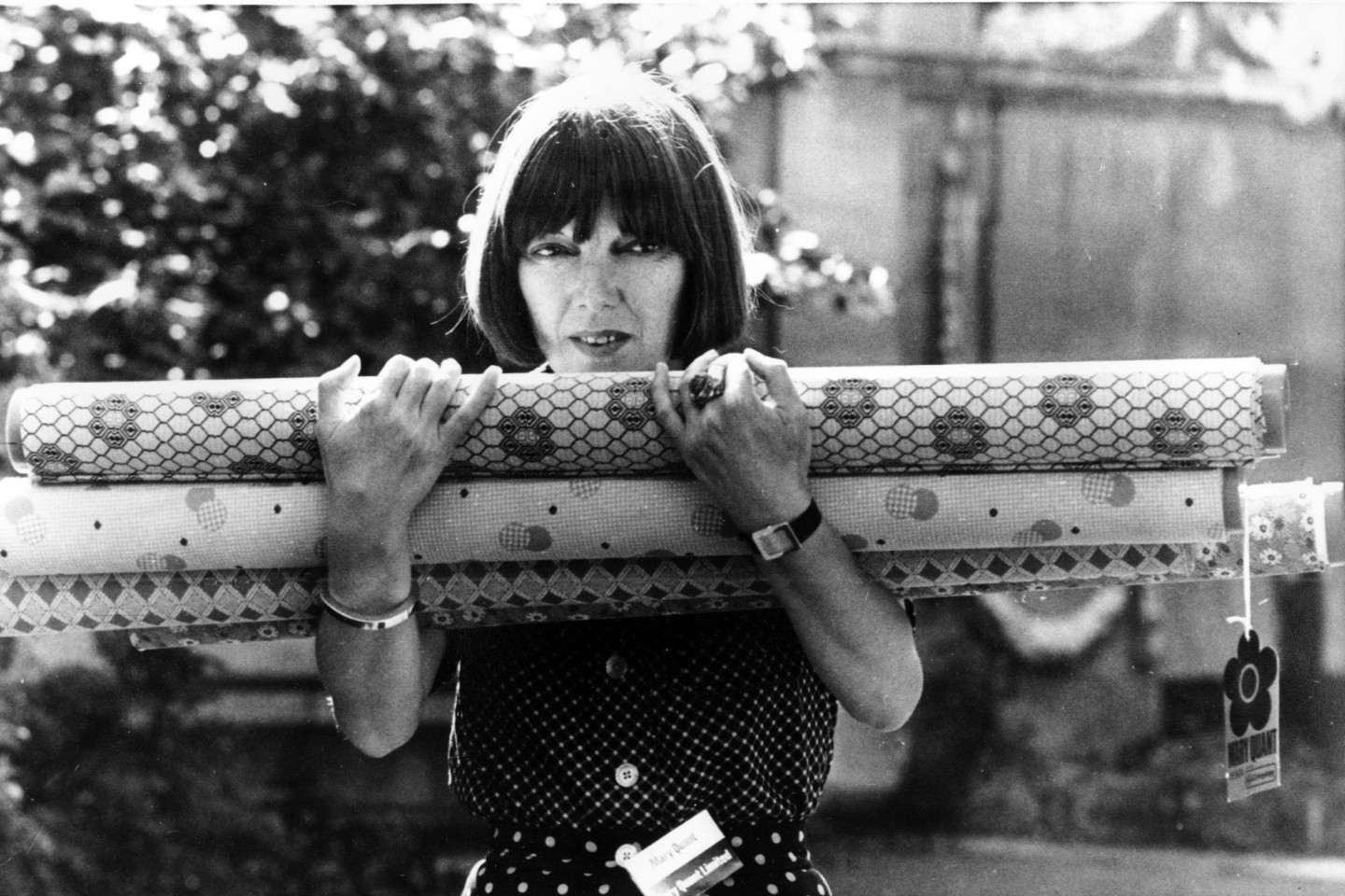 Die britische Designerin Dame Mary Quan hält Stoffballen im Arm (1974). Sie ist im Alter von 93 Jahren gestorben.