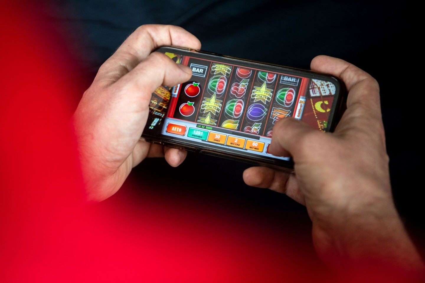 Glücksspiele auf einem Smartphone können zum Problem werden.