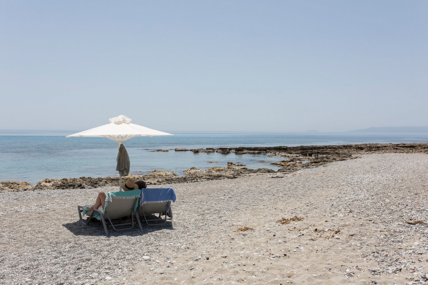 Touristen genießen den Ritsa-Strand in Kardamyli, einer Stadt am Meer fünfunddreißig Kilometer südöstlich von Kalamata, Peloponnes.