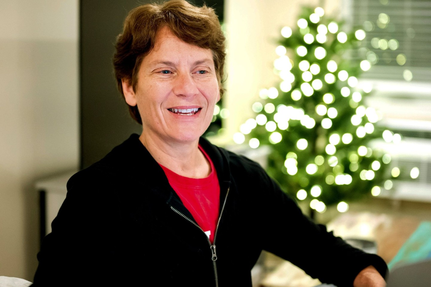 Die Stanford-Professorin Carolyn Bertozzi hat den Nobelpreis für Chemie gemeinsam zwei weiteren Forschern erhalten.