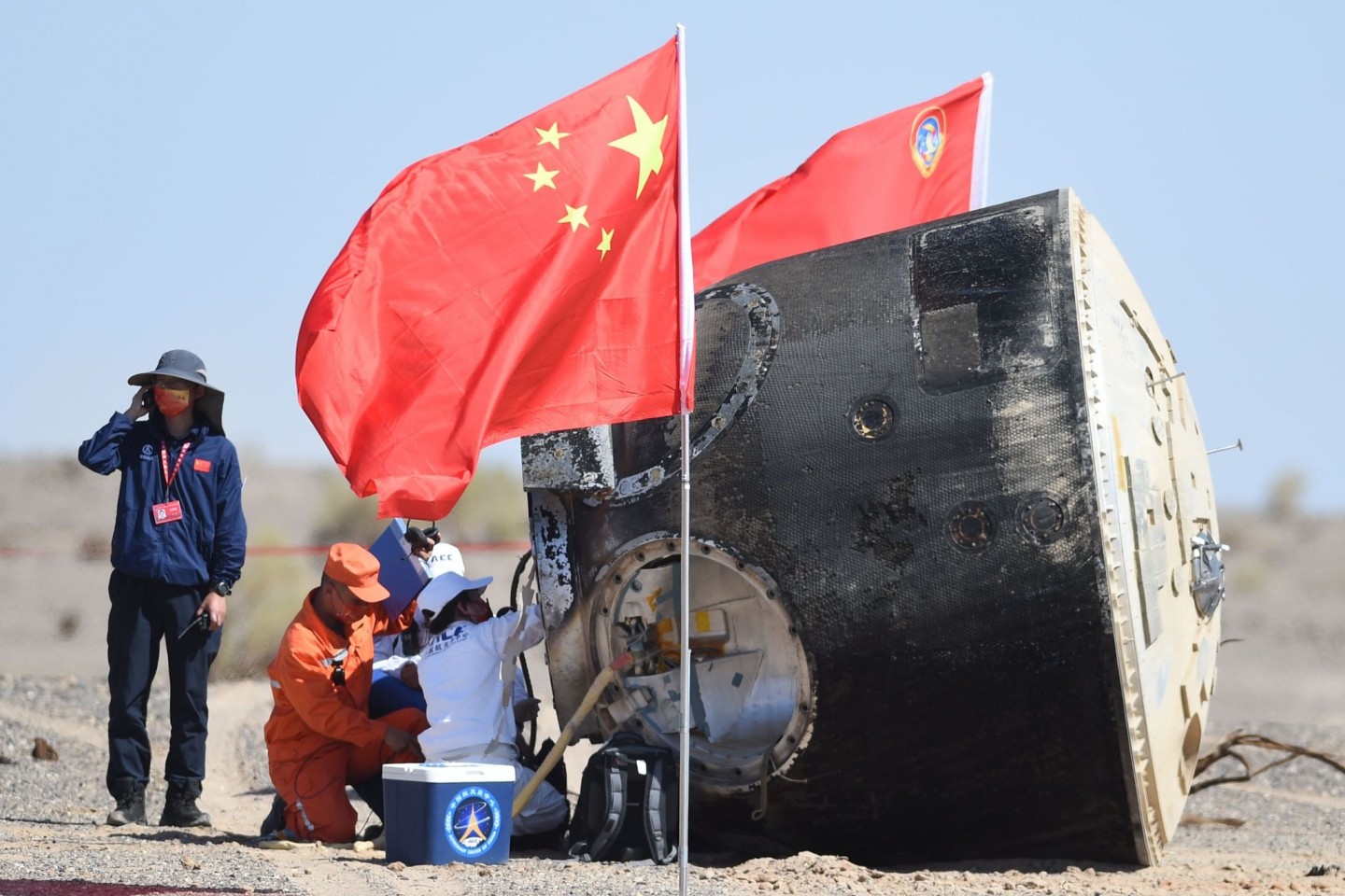 Die Rückkehrkapsel des bemannten Raumschiffs «Shenzhou 12» nach der Landung.