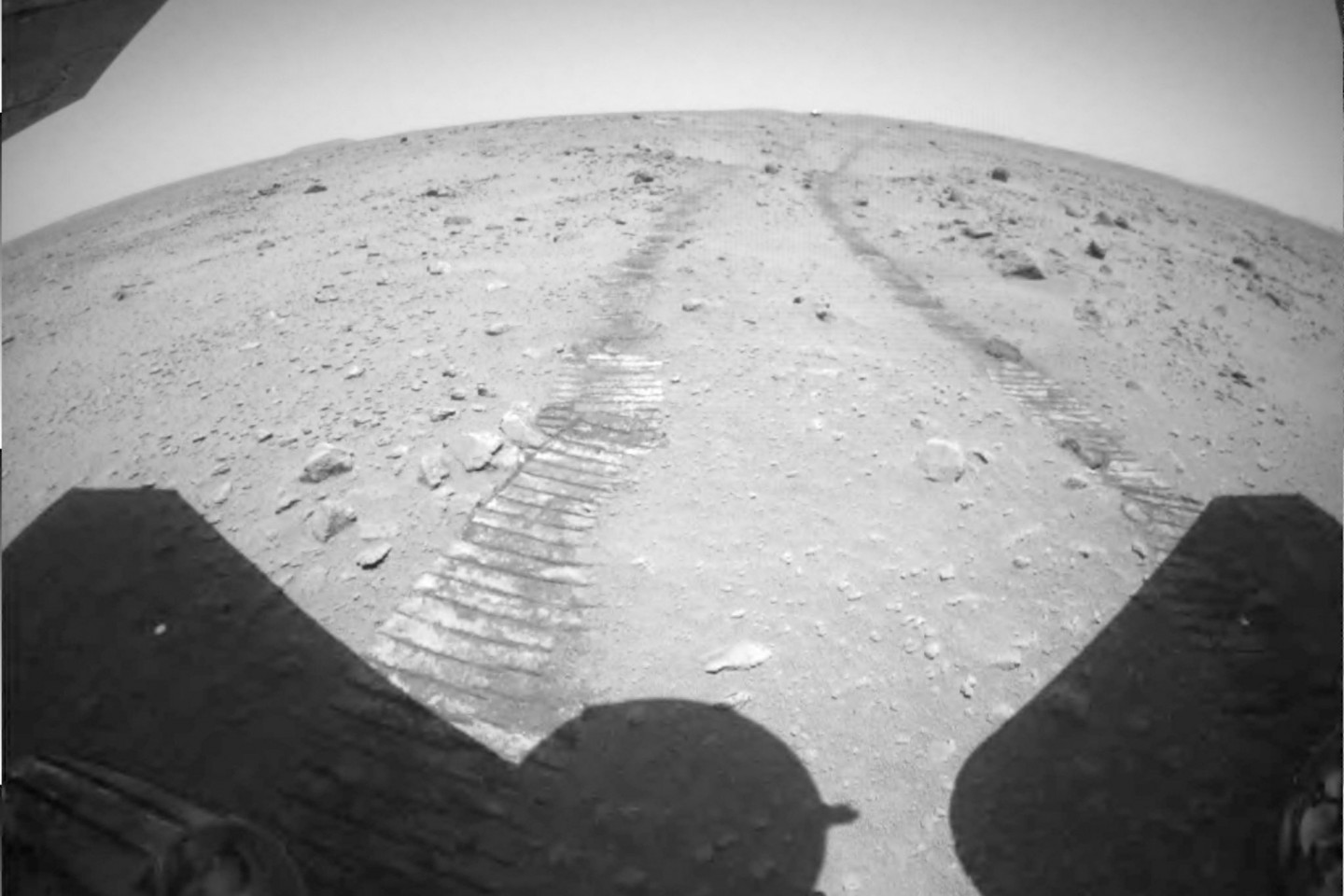 Ein von der China National Space Administration (CNSA) veröffentlichtes Foto zeigt Radspuren, die der Marsrover «Zhurong» hinterlassen hat.