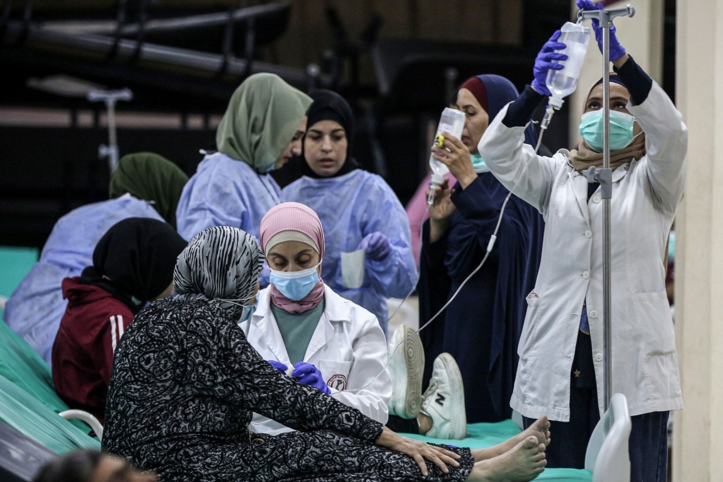 Libanesisches medizinisches Personal versorgt eine ältere Frau, die Opfer eines Choleraausbruchs geworden ist.