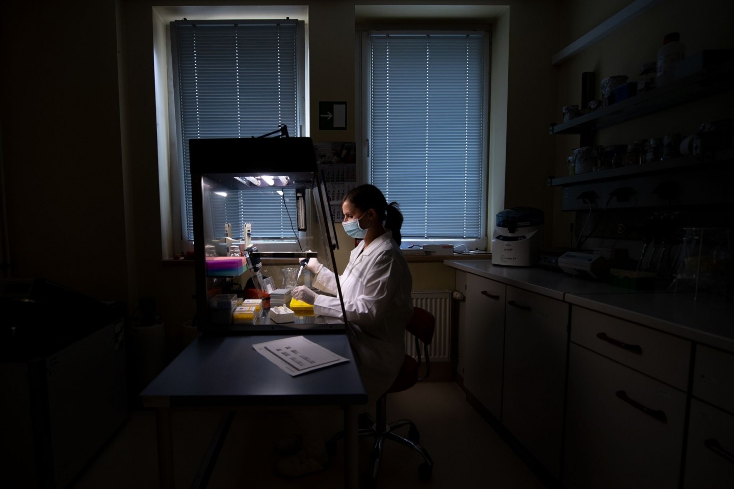 In einem Labor des Landesamtes für Umweltschutz Sachsen-Anhalt in Halle/Saale präpariert Laureen Winzer Proben für die PCR-Analyse. Die Wissenschaftler untersuchen hier Abwasser auf den C...
