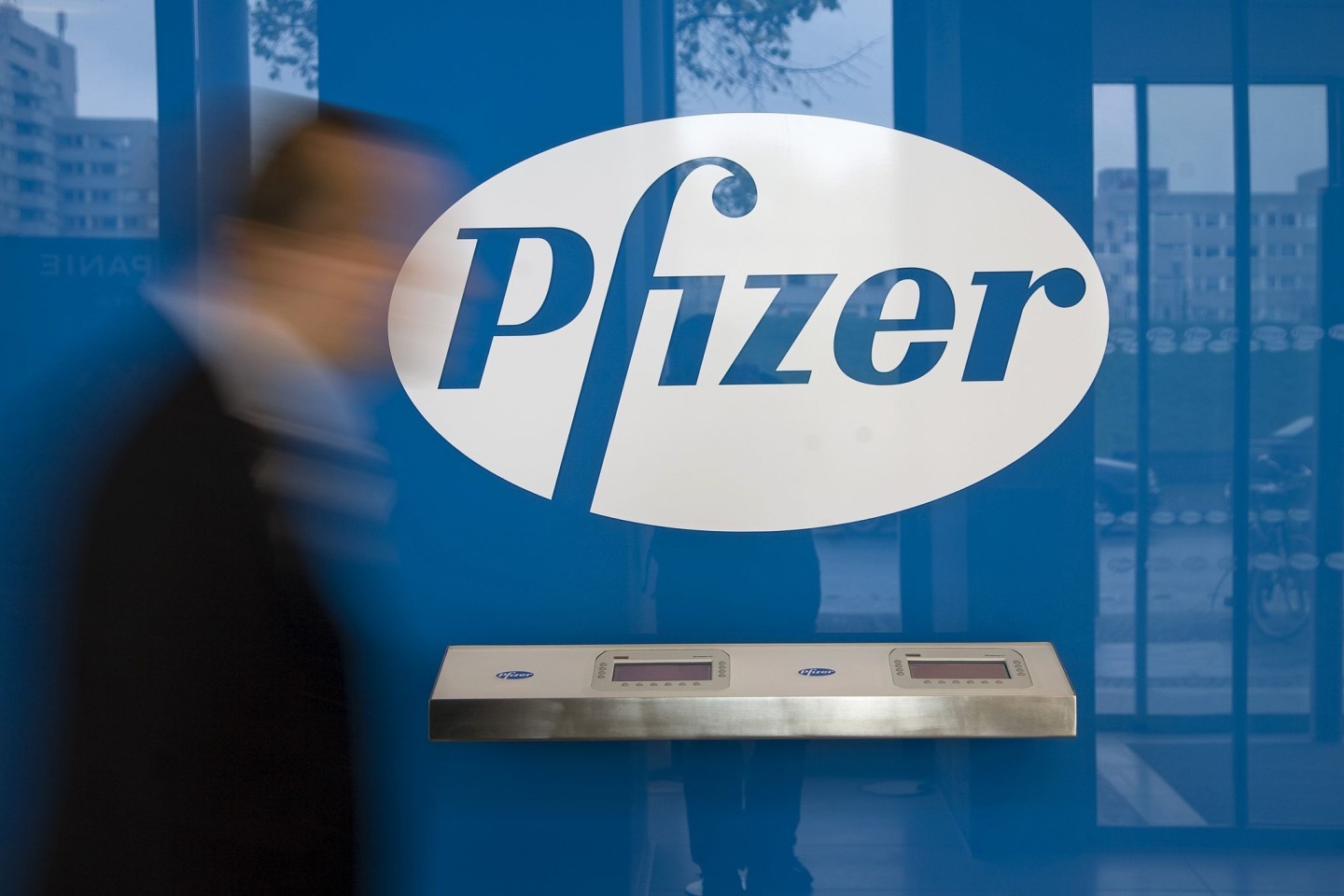Das Logo des Pharmakonzerns «Pfizer» in der Deutschlandzentrale in Berlin.